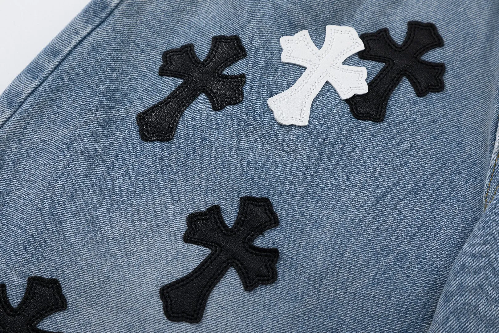 KE926#P180 The only correct leather label version on the market Chrome Hearts CH Cross embroidery distressed jeans Top ceiling quality 100% correct version The correct version is here!  Believe me this must be the best quality you will ever come across! ! Excellent value for money! !  Styles with different washes and textures are very friendly to people with thin legs and thick legs. The straight version is very flattering to the shape of the legs. The moderate length is timeless and easy to match. It is the basis of various styles and a must-have in the wardrobe! ! Add a little stacking to easily control the clean fit trend that has exploded this year. The fabric is stiff but also makes the upper body soft without losing texture. The sides and cuffs of some styles have a bone-wash effect. The vintage flavor pops up all at once. It’s really hard not to love it! ✅Correctly customize the Croxin metal leather label on the back panel. It is not sold directly with the cross on the finished jeans. 1:1 copying strives for excellence and the details are perfectly grasped. ✅The cross leather label is clear and smooth. Exquisite turning top craftsmanship. ✅Buttons, zippers and hardware are all customized versions of the Croxin LOGO. ✅High-cost washing process. Size: 28 30 32 34 36 (5 sizes)